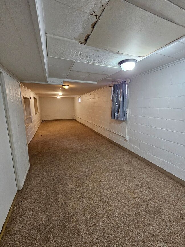 Building Photo - Cozy Single-family Home