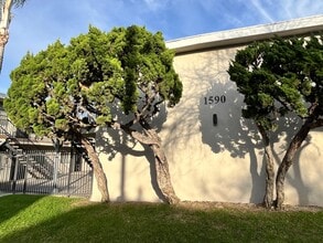 Building Photo - SPACIOUS 1 BEDROOM 1 BATH DOWNSTAIRS