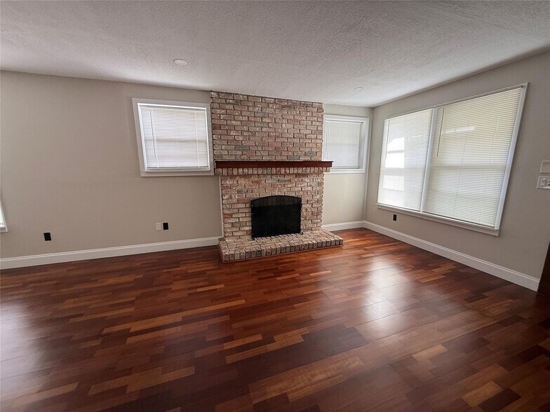 Building Photo - 5025 SW 64th Ave