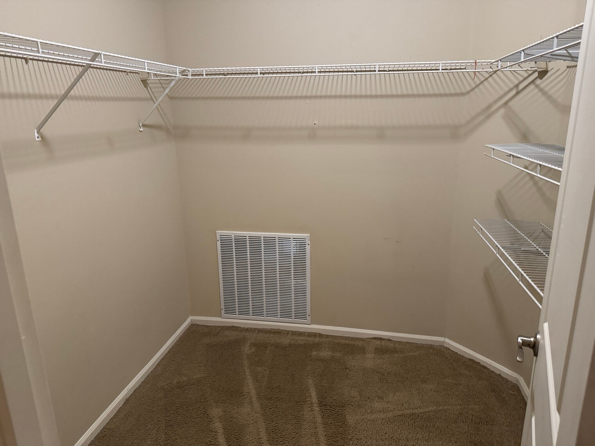 Walking Closet - 501 225th Ln NE
