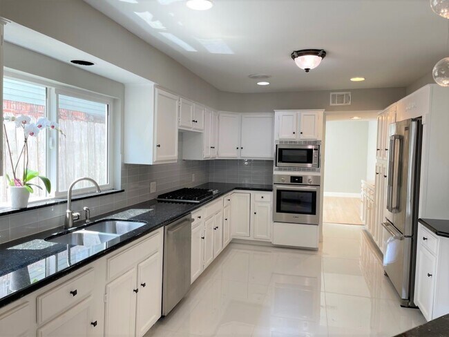 Building Photo - 3605 Plumb St