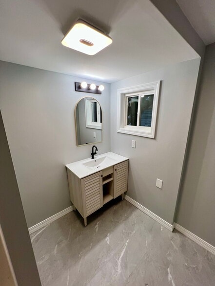 Full Bathroom - 40 Watch St