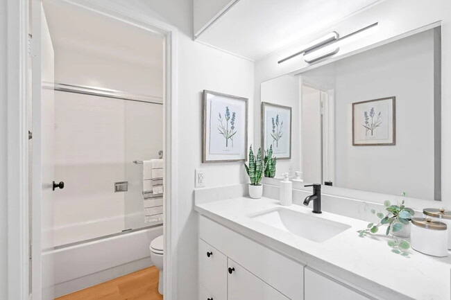 Building Photo - "Chic 1-Bedroom San Mateo Retreat with Mod...