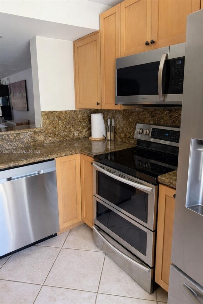 Building Photo - 2661 NE 164th St