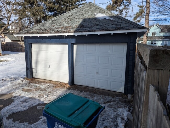 Building Photo - 828 E Thomas St