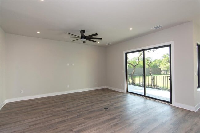 Building Photo - 2804 Lawrence Dr