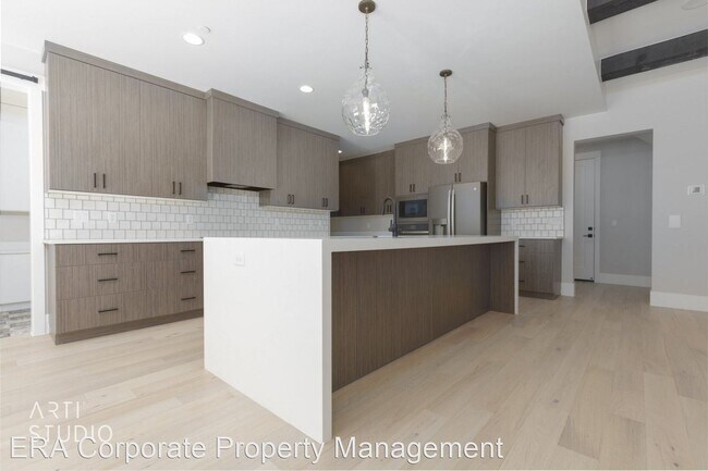 Building Photo - 4 br, 2.5 bath House - E272  385 E. Entrad...