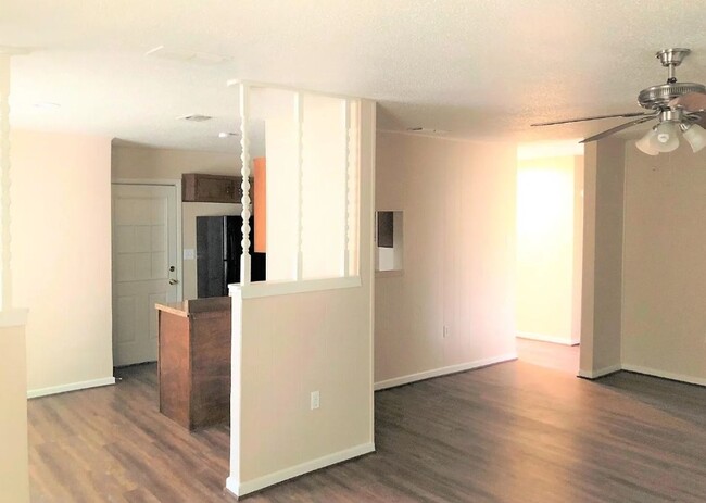 Building Photo - 3 Bedroom 1.5 Bath
