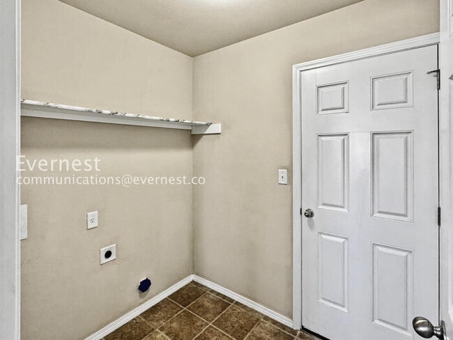 Building Photo - 3 Bed/2 Bath Home with Fenced Yard & Garage / Pet-Friendly / Available Soon!