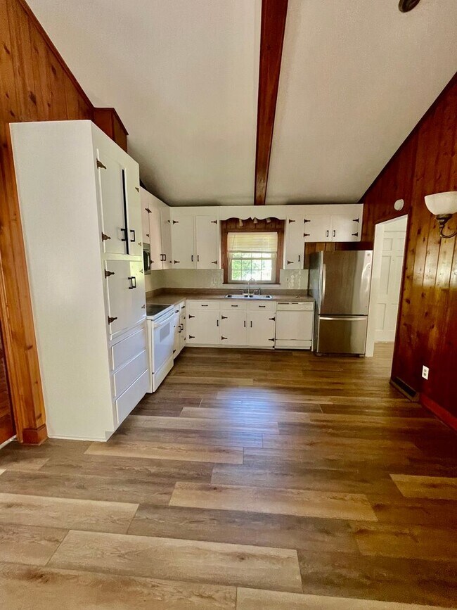 Building Photo - Welcome to the Classic 3 bedroom 1 1/2 bat...