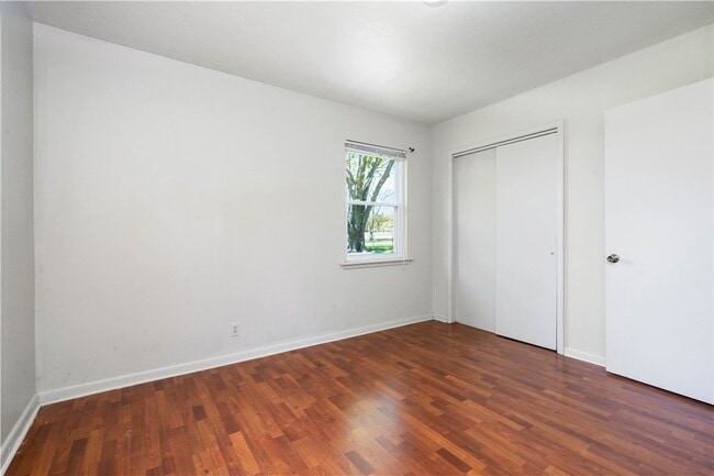 Building Photo - 1551 N Stephens Ave