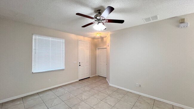 Building Photo - Upgraded Avalon Park 3 Bed/2.5 Bath Townhome!