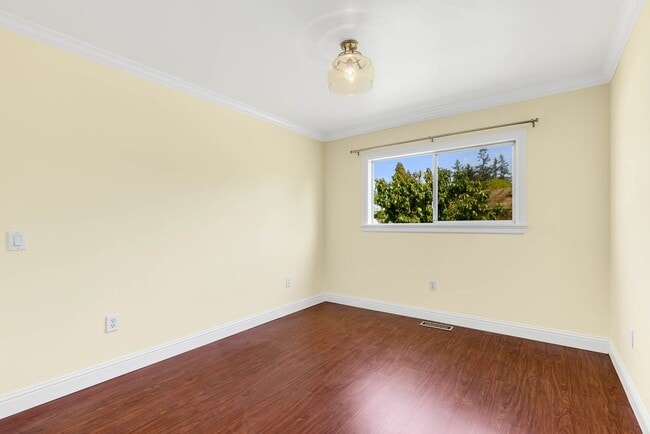 Building Photo - Charming 3 Bedroom Home on Expansive Lot – Ideal Location!