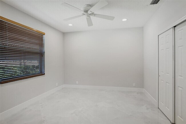 Building Photo - 2553 Jardin Manor