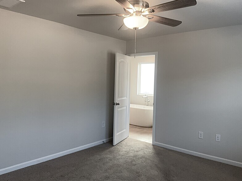 Building Photo - 3260 Emberly Dr