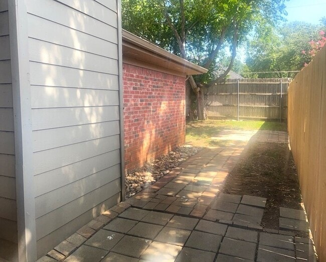 Building Photo - "The Perfect Pair: 2 Beds, 2 Baths, 2-Car Garage — Ready for You!"