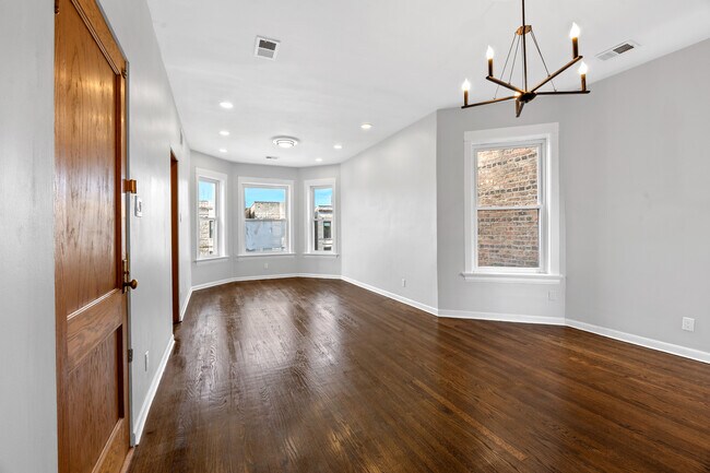 Building Photo - 915 W Newport Ave