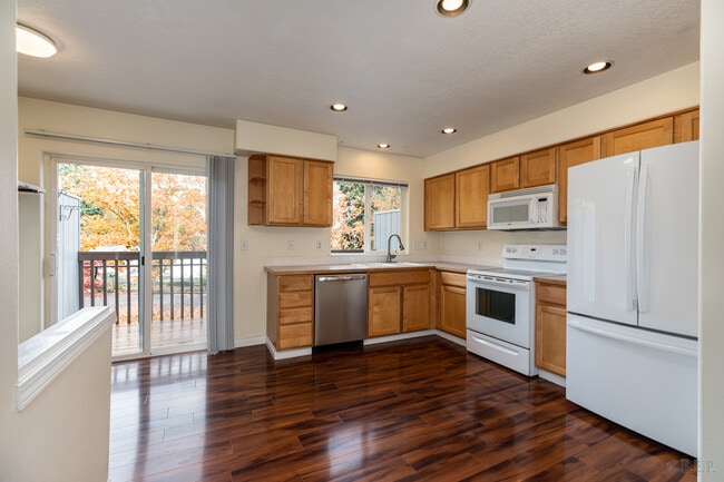 Building Photo - 6621 N Columbia Way