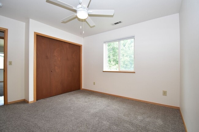 Building Photo - 3BD, 1BA Top Floor Unit