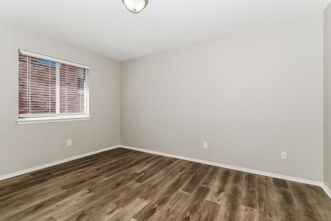 Building Photo - 1034 Hampton Dr