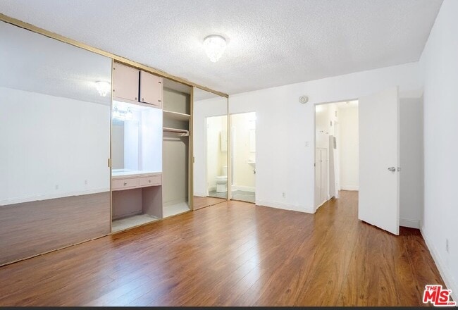 Building Photo - 446 S St Andrews Pl