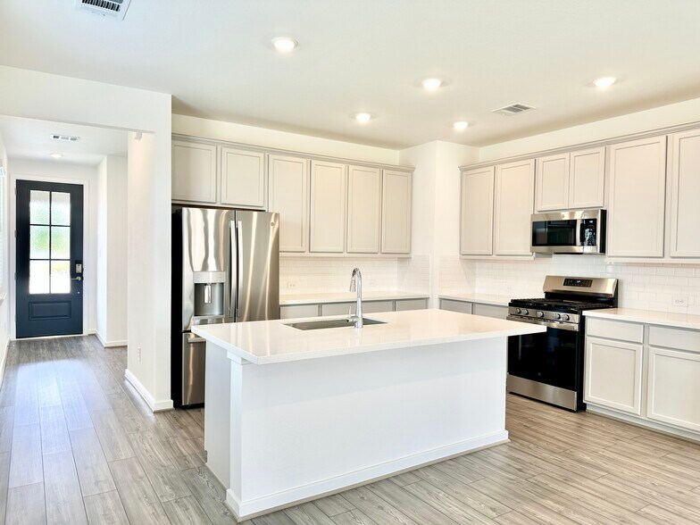 Building Photo - 7334 Grand Mason Dr