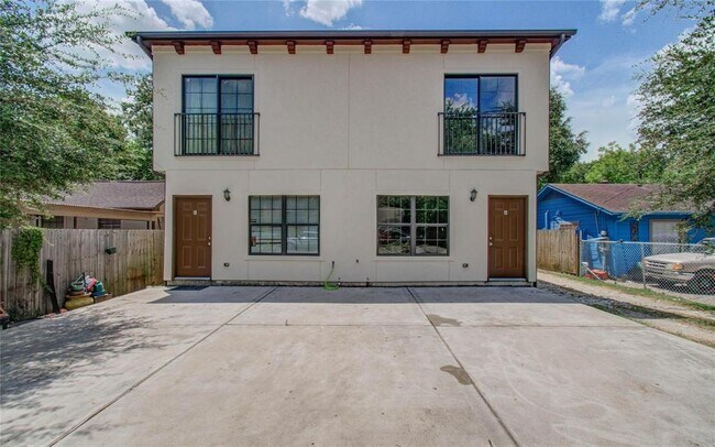 Building Photo - 1718 Roxella St