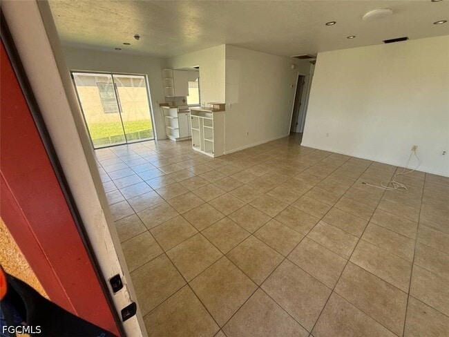 Building Photo - 537 SE 6th Pl