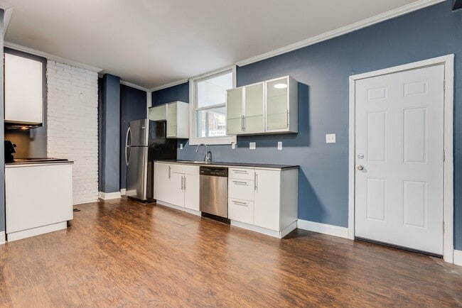 Building Photo - Available NOW - Spacious 6 Bedroom, 2 FULL Bath Home Located in South Side Slopes!