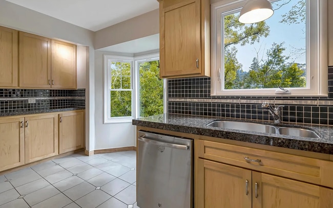 Building Photo - Beautiful Home in Upper Oakmore!