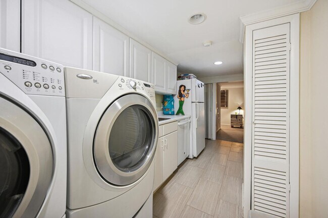 Building Photo - End of Row Georgetown Rowhome!