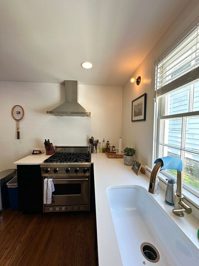 Building Photo - Charming Updated Three Bedroom Home Downtown