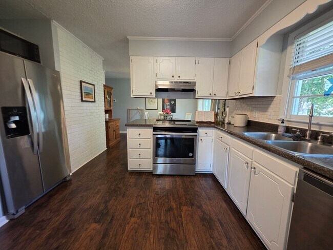 Building Photo - Sherwood Forest Gem | Spacious 3BR Home with Fenced Yard & Flex Room