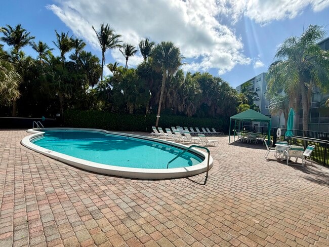 Building Photo - 1000 NE 14th Ave