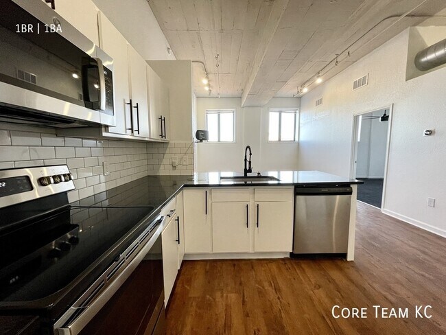 Building Photo - 320 W 7th St