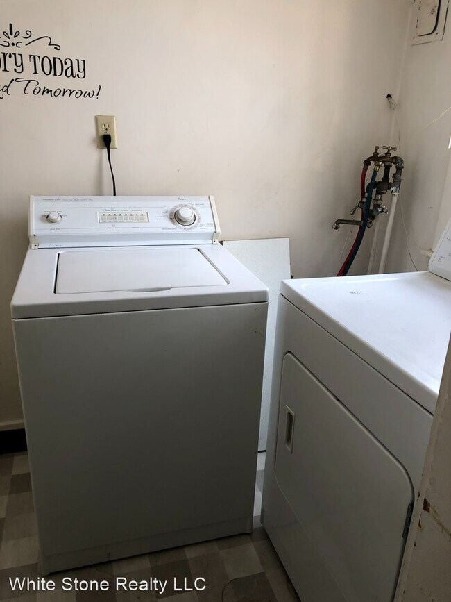 Building Photo - 2 br, 1 bath House - 911 W. Maple St. #2