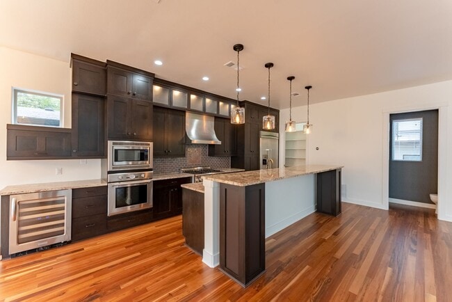 Building Photo - Gorgeous 4 bedroom, 5 bathroom House in Bouldin Creek!