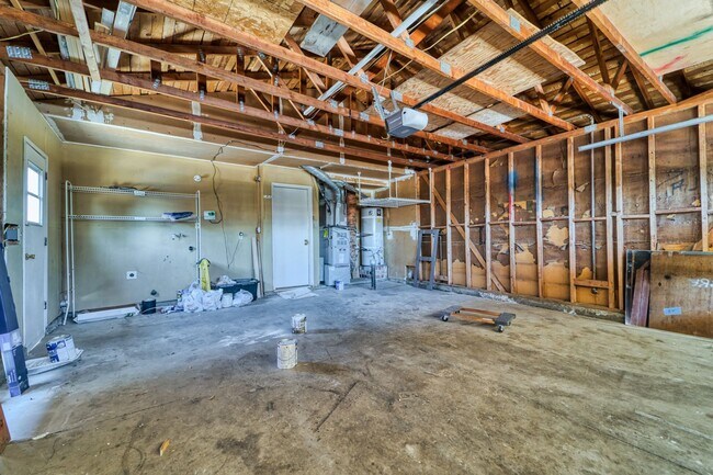 Building Photo - LARGE 5-bedroom 3 bath home in a great loc...