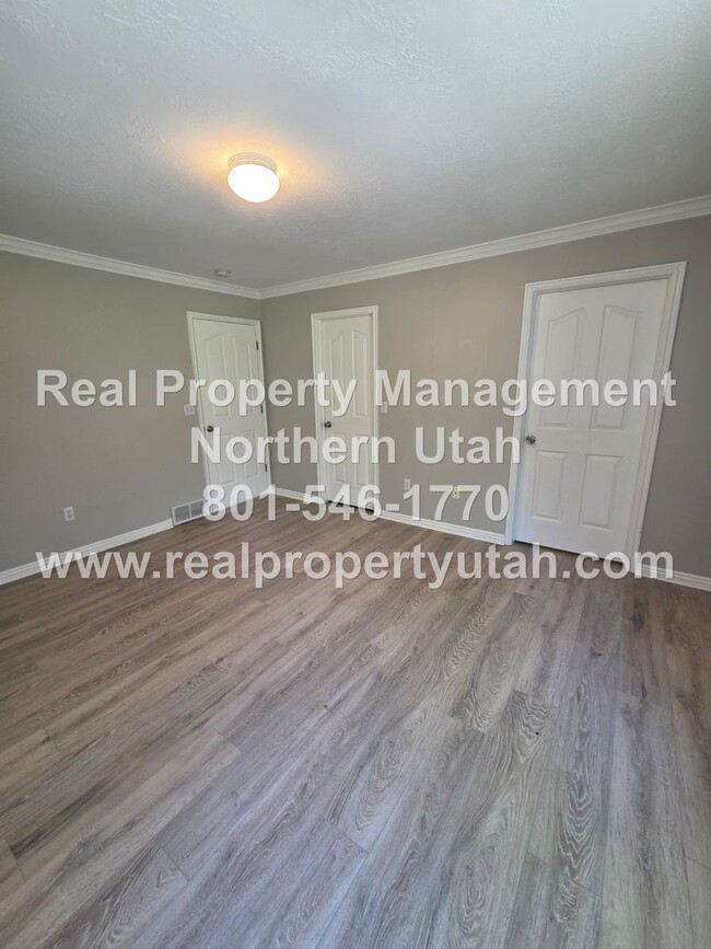 Building Photo - Updated 5 Bed 5 Bath Layton House Available!