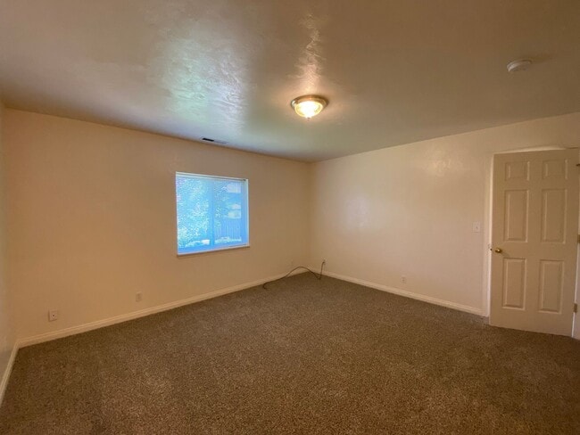Building Photo - Charming Veneta Home!