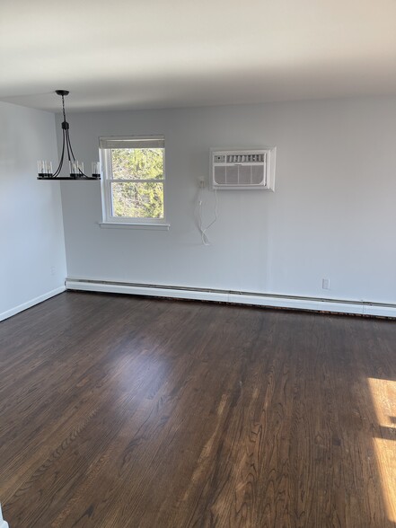 Building Photo - 830 Garrett Ln