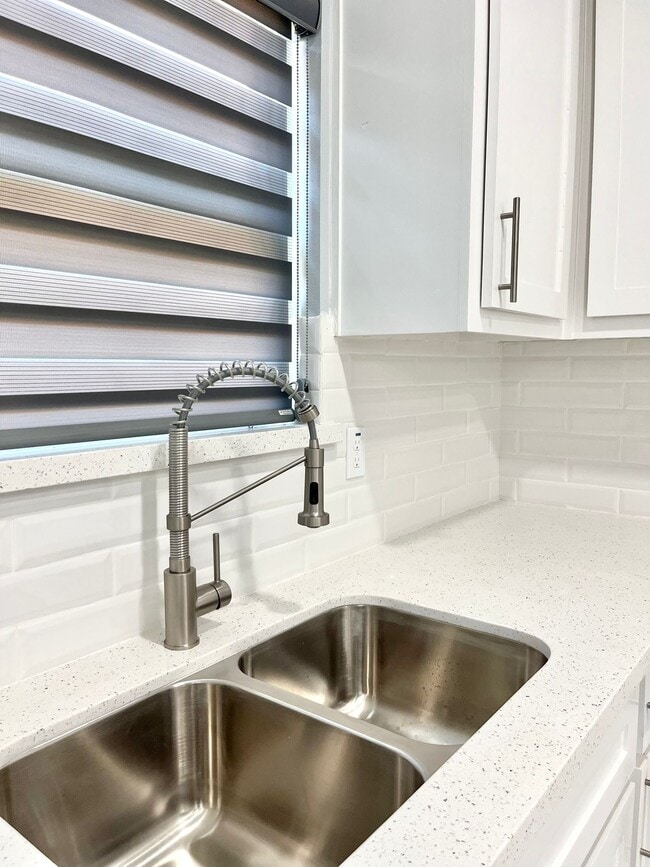 Building Photo - 1000 N Abbey Ave