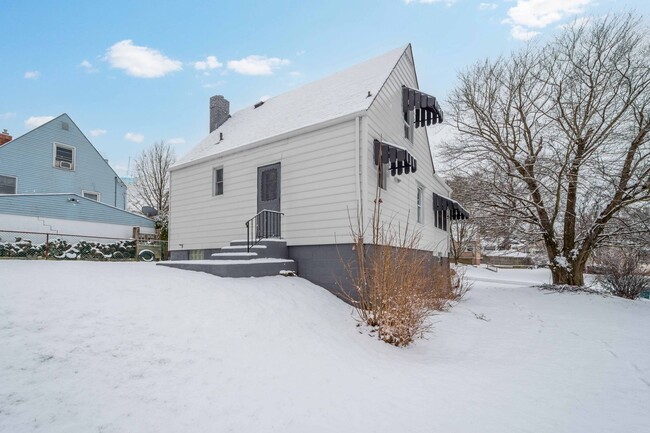 Building Photo - GORGEOUS 3 BEDROOM HOME IN DRAVOSBURG WITH...