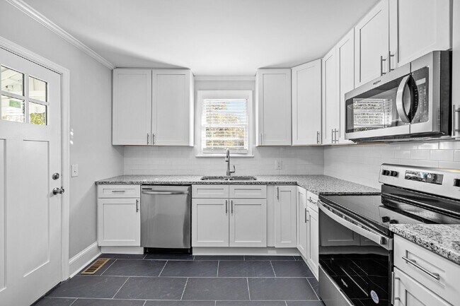 Building Photo - "2-Bed Bungalow with Granite Touches & Gleaming Hardwoods in Durham!"