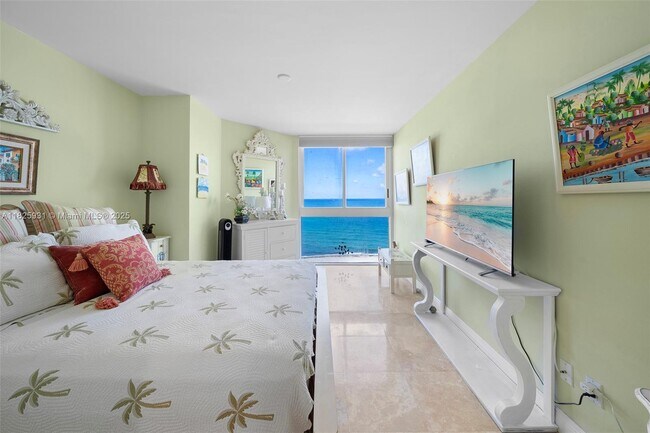Building Photo - 4775 Collins Ave