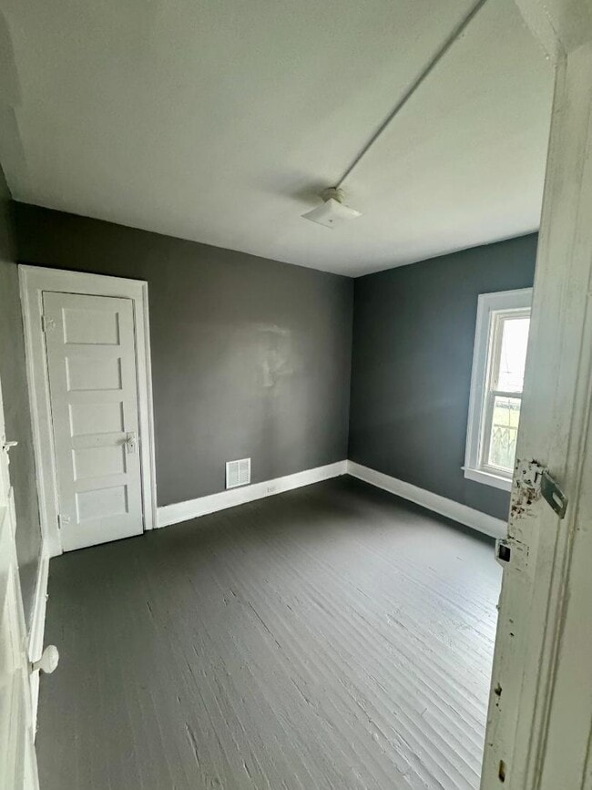 Building Photo - 153 Fernwood Ave