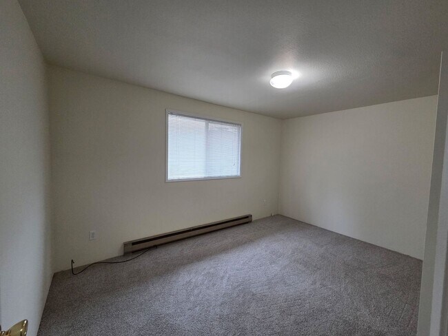 Building Photo - 2 Bed/1 Bath Apartment in NE Bend - Wichita Way