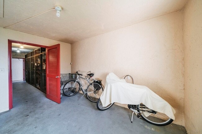 Building Photo - 1035 Country Club Dr