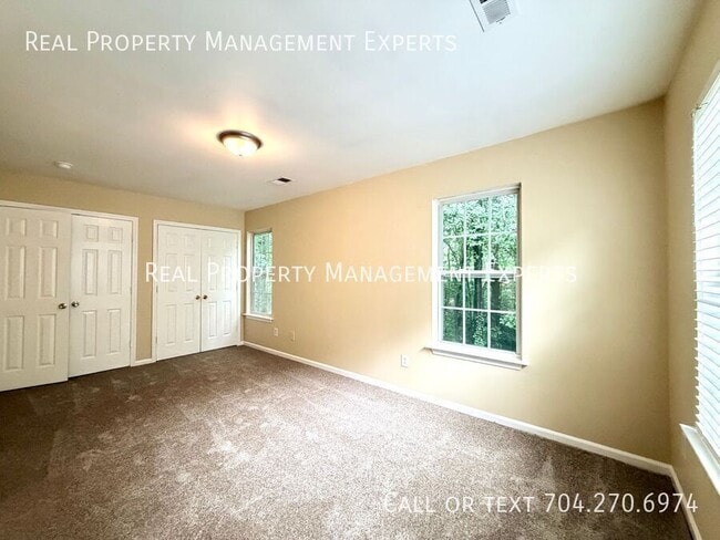 Building Photo - 4025 Oakwood Rd