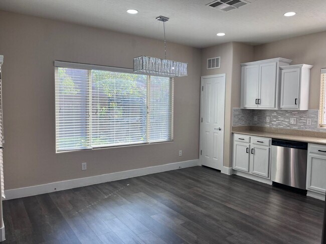 Building Photo - Wonderful 4-Bedroom Home with Loft & Den i...